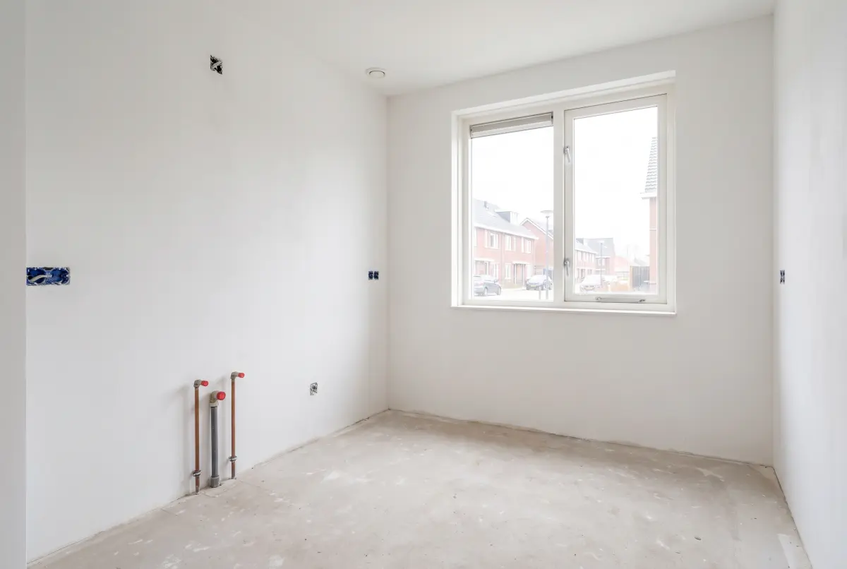 Een lege nieuwbouwkeuken zonder meubels