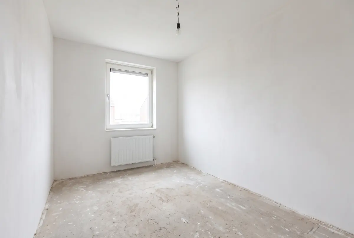 Een lege nieuwbouwkinderkamer zonder meubels