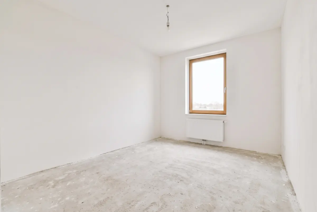 Een lege nieuwbouwslaapkamer zonder meubels