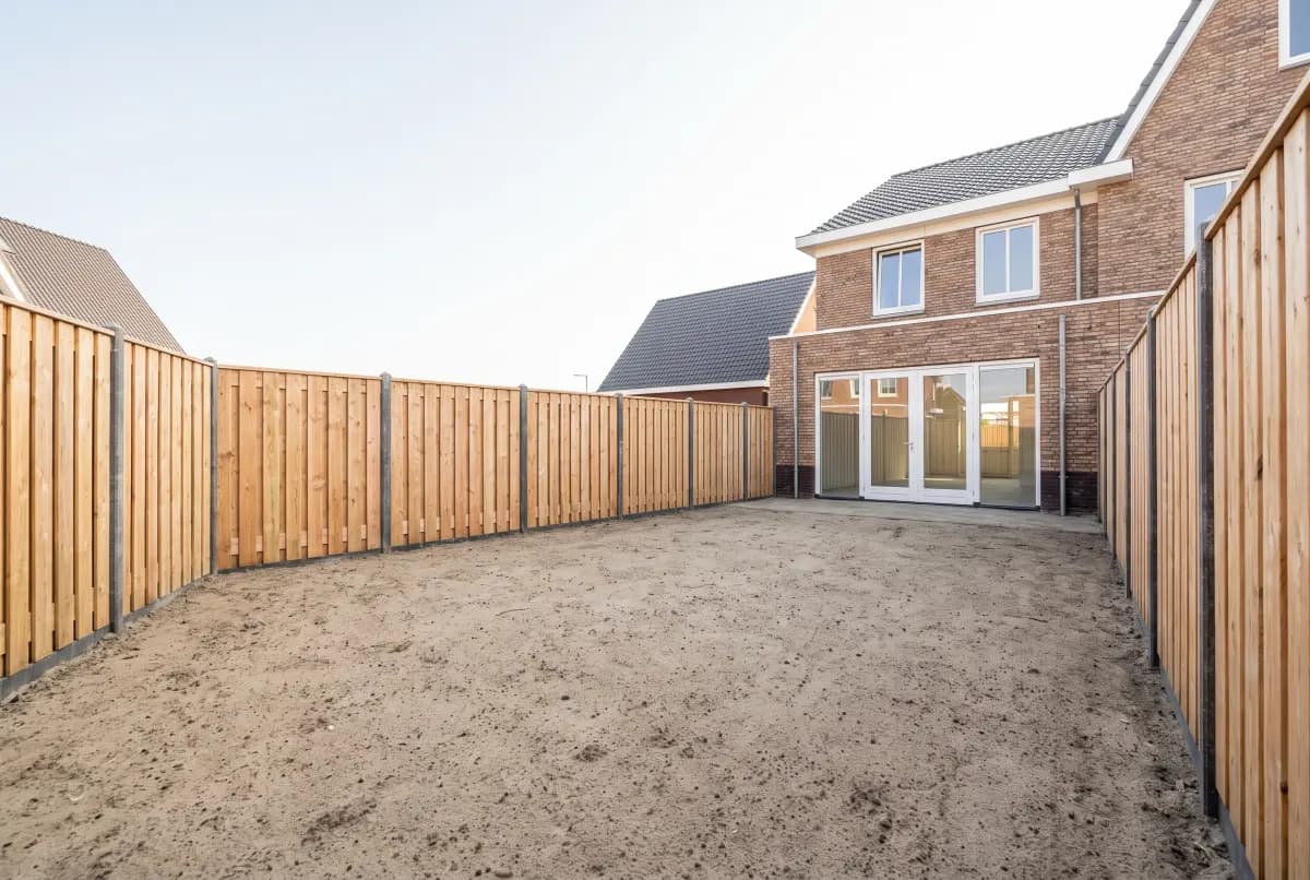 Een lege nieuwbouwtuin zonder meubels