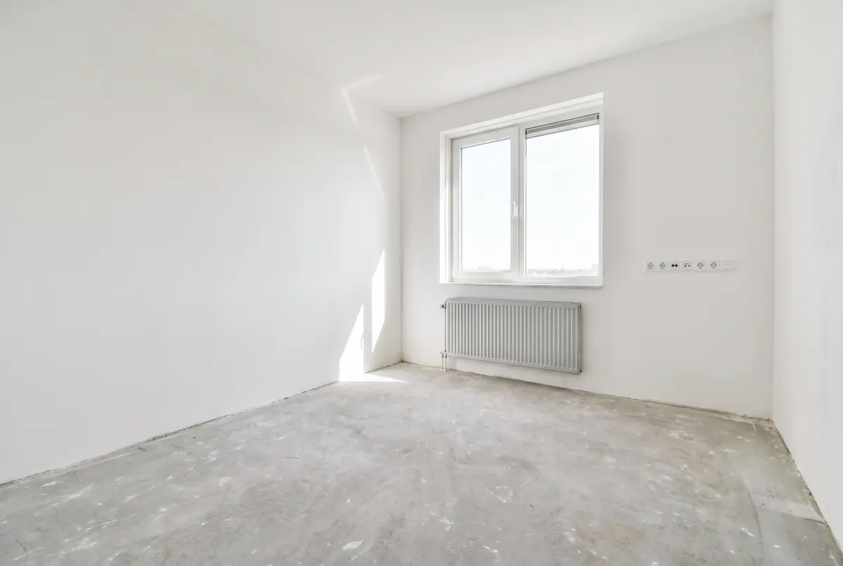 Een lege nieuwbouwwerkkamer zonder meubels